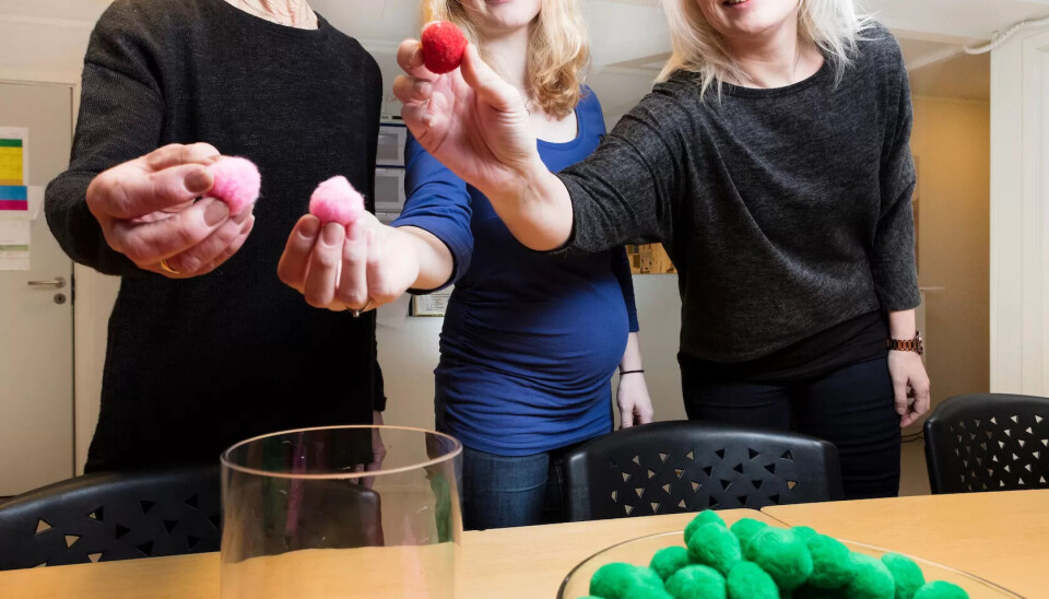 TRIVSELSBALLER: De fargerike ballene er blitt en del av hverdagen ved Miljøarbeidertjenesten Eina, Bøverbru, Reinsvoll i Vestre Toten. Før de ansatte går hjem på dagen må de putte en ball i vasen. Fargen skal gjenspeile hvordan dagen har vært. Fra venstre: Gjertrud Fossnes, Linda Hammerstad og Stine Evenrud. TRIVSELSBALLER: De fargerike ballene er blitt en del av hverdagen ved Miljøarbeidertjenesten Eina, Bøverbru, Reinsvoll i Vestre Toten. Før de ansatte går hjem på dagen må de putte en ball i vasen. Fargen skal gjenspeile hvordan dagen har vært. Fra venstre: Gjertrud Fossnes, Linda Hammerstad og Stine Evenrud.