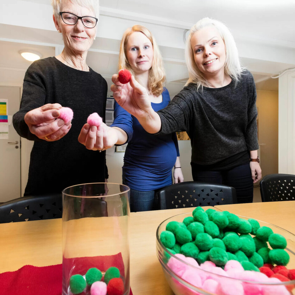 TRIVSELSBALLER: De fargerike ballene er blitt en del av hverdagen ved Miljøarbeidertjenesten Eina, Bøverbru, Reinsvoll i Vestre Toten. Før de ansatte går hjem på dagen må de putte en ball i vasen. Fargen skal gjenspeile hvordan dagen har vært. Fra venstre: Gjertrud Fossnes, Linda Hammerstad og Stine Evenrud. TRIVSELSBALLER: De fargerike ballene er blitt en del av hverdagen ved Miljøarbeidertjenesten Eina, Bøverbru, Reinsvoll i Vestre Toten. Før de ansatte går hjem på dagen må de putte en ball i vasen. Fargen skal gjenspeile hvordan dagen har vært. Fra venstre: Gjertrud Fossnes, Linda Hammerstad og Stine Evenrud.