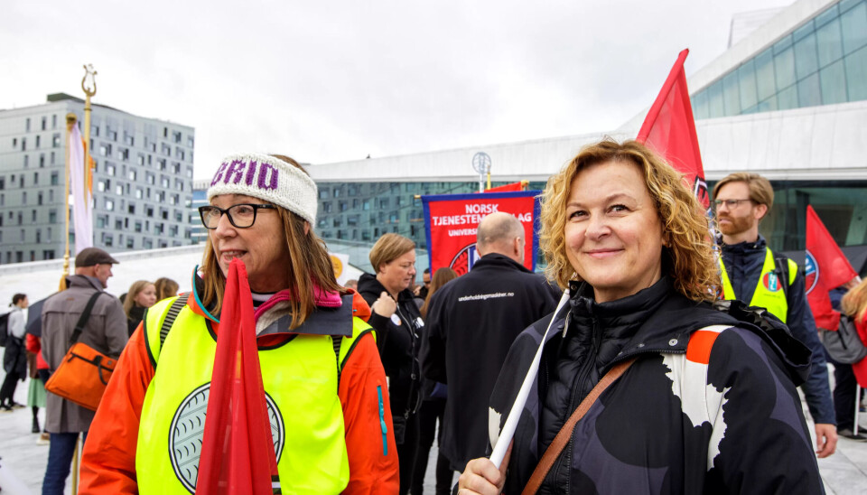 STÅR PÅ: Kari Nordberg Svendsby og Hilde Innerby ved Nationaltheatret setter pris på alle som støtter deres kamp for en rettferdig pensjon. STÅR PÅ: Kari Nordberg Svendsby og Hilde Innerby ved Nationaltheatret setter pris på alle som støtter deres kamp for en rettferdig pensjon.