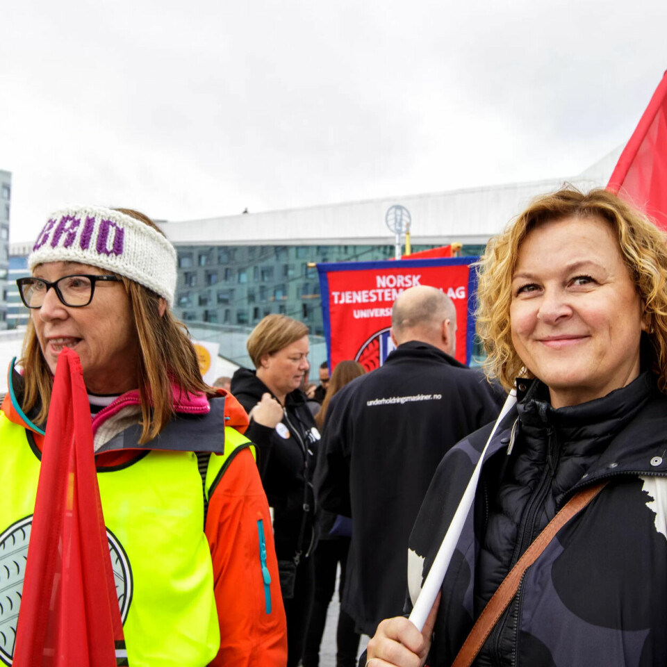 STÅR PÅ: Kari Nordberg Svendsby og Hilde Innerby ved Nationaltheatret setter pris på alle som støtter deres kamp for en rettferdig pensjon. STÅR PÅ: Kari Nordberg Svendsby og Hilde Innerby ved Nationaltheatret setter pris på alle som støtter deres kamp for en rettferdig pensjon.