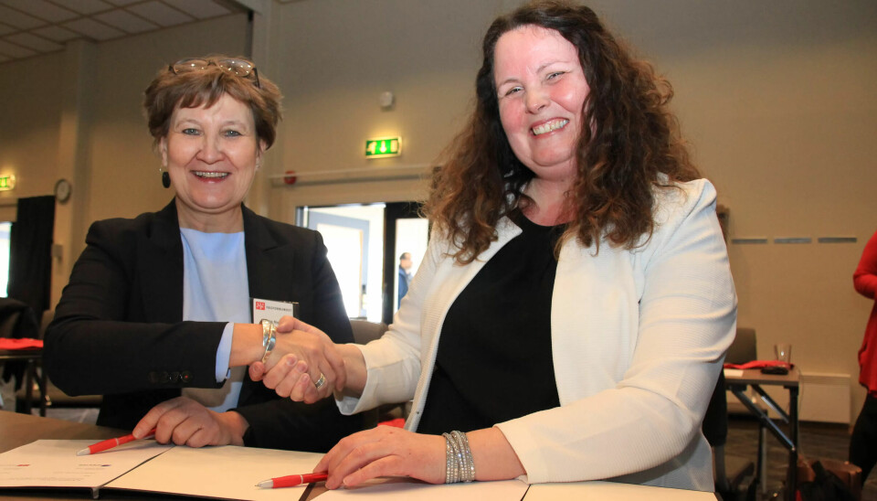 SIGNATUR: Her signerer Fagforbundets Mette Nord og Spekters Sylvia Brustad den nye samarbeidsavtalen. SIGNATUR: Her signerer Fagforbundets Mette Nord og Spekters Sylvia Brustad den nye samarbeidsavtalen.
