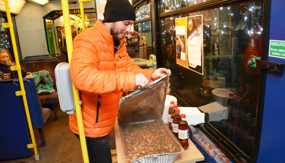 Sporveisansatte parkerte juletrikken for å dele ut kaffe og lapskaus