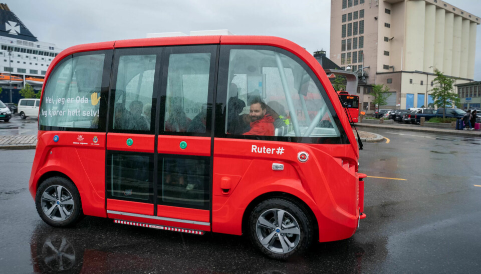 Oslos første selvkjørende bussrute, linje 35, mellom Kontraskjæret og Vippetangen åpnet mandag. Bussene er elektriske med sitteplass til 11 passasjerer. Om bord vil det også være en vert som skal yte assistanse og overta kjøringen hvis det er behov for det. Oslos første selvkjørende bussrute, linje 35, mellom Kontraskjæret og Vippetangen åpnet mandag. Bussene er elektriske med sitteplass til 11 passasjerer. Om bord vil det også være en vert som skal yte assistanse og overta kjøringen hvis det er behov for det.
