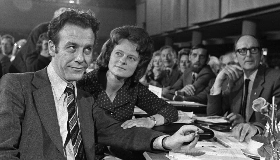 Tidligere Ap-leder Reiulf Steen øverst på listen over nordmenn som er mest søkt opp i 2023. Her er han sammen med Gro Harlem Brundtland på Arbeiderpartiets Landsmøte i 1975. Tidligere Ap-leder Reiulf Steen øverst på listen over nordmenn som er mest søkt opp i 2023. Her er han sammen med Gro Harlem Brundtland på Arbeiderpartiets Landsmøte i 1975.