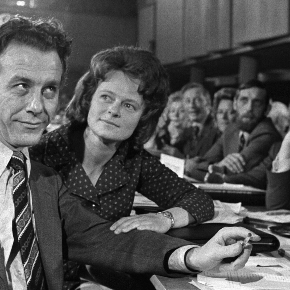 Tidligere Ap-leder Reiulf Steen øverst på listen over nordmenn som er mest søkt opp i 2023. Her er han sammen med Gro Harlem Brundtland på Arbeiderpartiets Landsmøte i 1975. Tidligere Ap-leder Reiulf Steen øverst på listen over nordmenn som er mest søkt opp i 2023. Her er han sammen med Gro Harlem Brundtland på Arbeiderpartiets Landsmøte i 1975.
