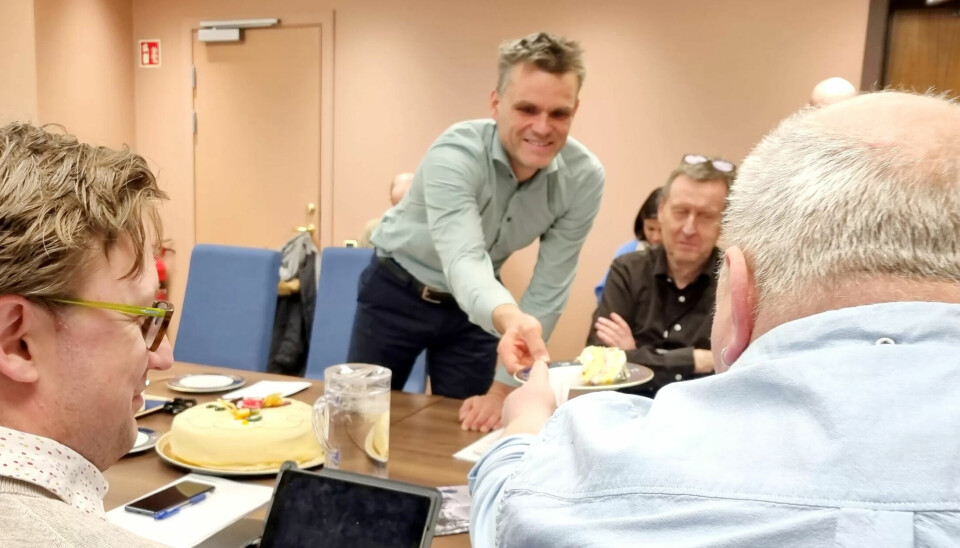 KAKE: Einar Wilhelmsen gir kake til LOs representanter, Per Egil Johansen (LO kommune Olso) og Roger Dehlin (Fagforbundet Oslo) KAKE: Einar Wilhelmsen gir kake til LOs representanter, Per Egil Johansen (LO kommune Olso) og Roger Dehlin (Fagforbundet Oslo)