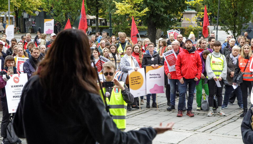 POLITISK STØTTE: Seher Aydar fra Rødt holdt appell ved inngangen ti Nationaltheatret. POLITISK STØTTE: Seher Aydar fra Rødt holdt appell ved inngangen ti Nationaltheatret.