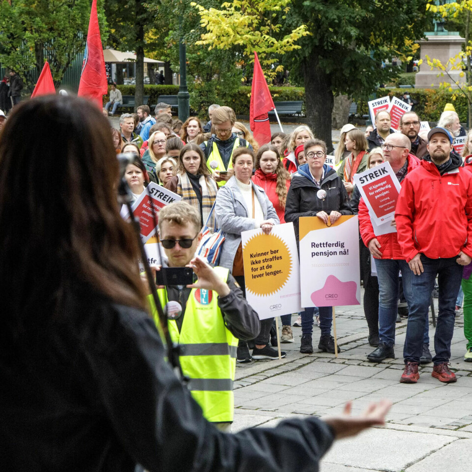 POLITISK STØTTE: Seher Aydar fra Rødt holdt appell ved inngangen ti Nationaltheatret. POLITISK STØTTE: Seher Aydar fra Rødt holdt appell ved inngangen ti Nationaltheatret.