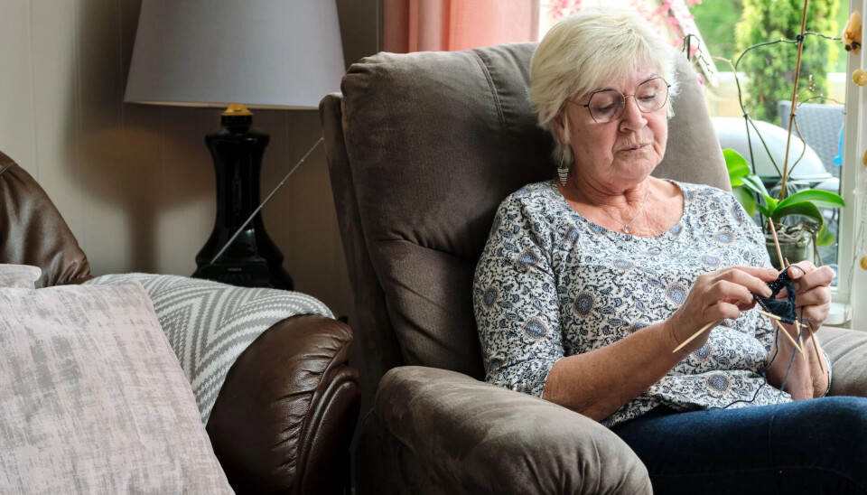 HVILESTUND: Endelig kan Heidi Johansen unne seg å ha fri når hun har fri. Mye av tida tilbringer hun med strikke tøyet i godstolen. Salg av hjemmestrikkede sokker gir et kjærkomment tilskudd til julegave-budsjettet. HVILESTUND: Endelig kan Heidi Johansen unne seg å ha fri når hun har fri. Mye av tida tilbringer hun med strikke tøyet i godstolen. Salg av hjemmestrikkede sokker gir et kjærkomment tilskudd til julegave-budsjettet.
