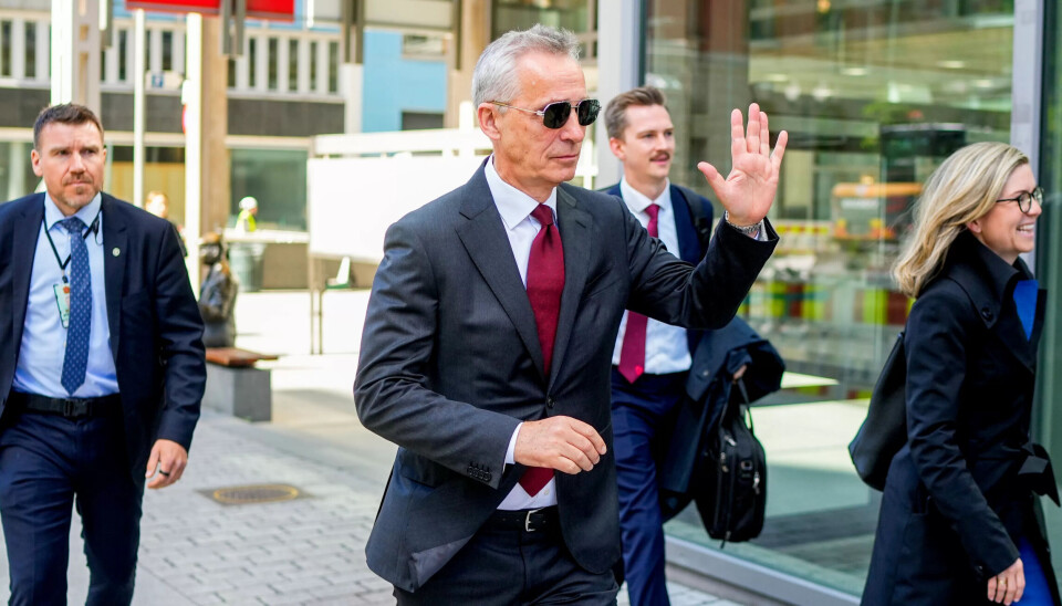 Finansminister Jens Stoltenberg på vei til pressekonferanse om revidert statsbudsjett. Finansminister Jens Stoltenberg på vei til pressekonferanse om revidert statsbudsjett.