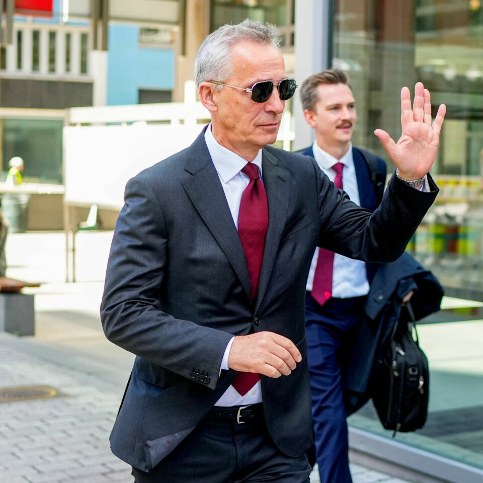 Finansminister Jens Stoltenberg på vei til pressekonferanse om revidert statsbudsjett. Finansminister Jens Stoltenberg på vei til pressekonferanse om revidert statsbudsjett.