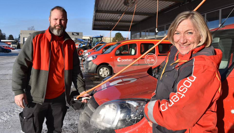 Tommy Blokken og Elin Christensen hos Posten i Arendal synes det er fint at en stor aktør som Posten Norge viser vei når det gjelder miljøsatsing, der elektrifisering av bilparken er et viktig tiltak. – Her i byen er 16 av 20 biler elektrisk drevne nå, og snart blir rekkevidden slik at de fire dieselbilene kan fases ut, sier de to. Tommy Blokken og Elin Christensen hos Posten i Arendal synes det er fint at en stor aktør som Posten Norge viser vei når det gjelder miljøsatsing, der elektrifisering av bilparken er et viktig tiltak. – Her i byen er 16 av 20 biler elektrisk drevne nå, og snart blir rekkevidden slik at de fire dieselbilene kan fases ut, sier de to.