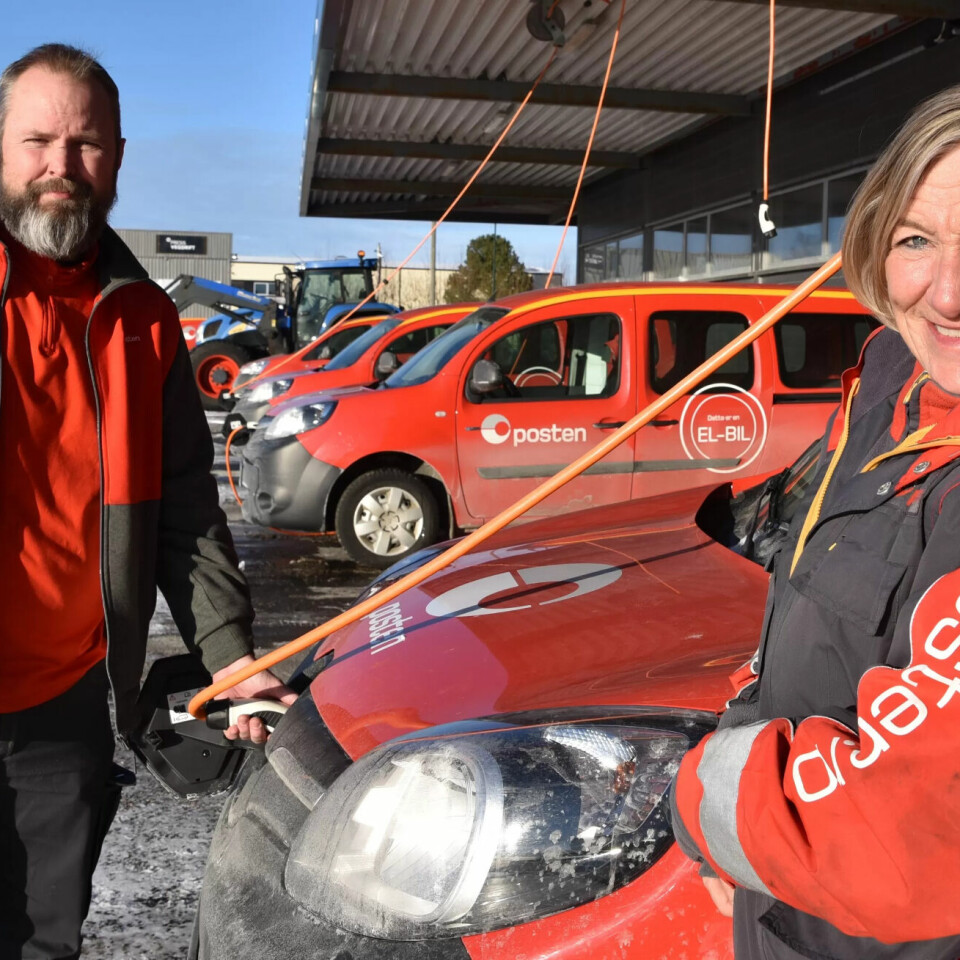 Tommy Blokken og Elin Christensen hos Posten i Arendal synes det er fint at en stor aktør som Posten Norge viser vei når det gjelder miljøsatsing, der elektrifisering av bilparken er et viktig tiltak. – Her i byen er 16 av 20 biler elektrisk drevne nå, og snart blir rekkevidden slik at de fire dieselbilene kan fases ut, sier de to. Tommy Blokken og Elin Christensen hos Posten i Arendal synes det er fint at en stor aktør som Posten Norge viser vei når det gjelder miljøsatsing, der elektrifisering av bilparken er et viktig tiltak. – Her i byen er 16 av 20 biler elektrisk drevne nå, og snart blir rekkevidden slik at de fire dieselbilene kan fases ut, sier de to.