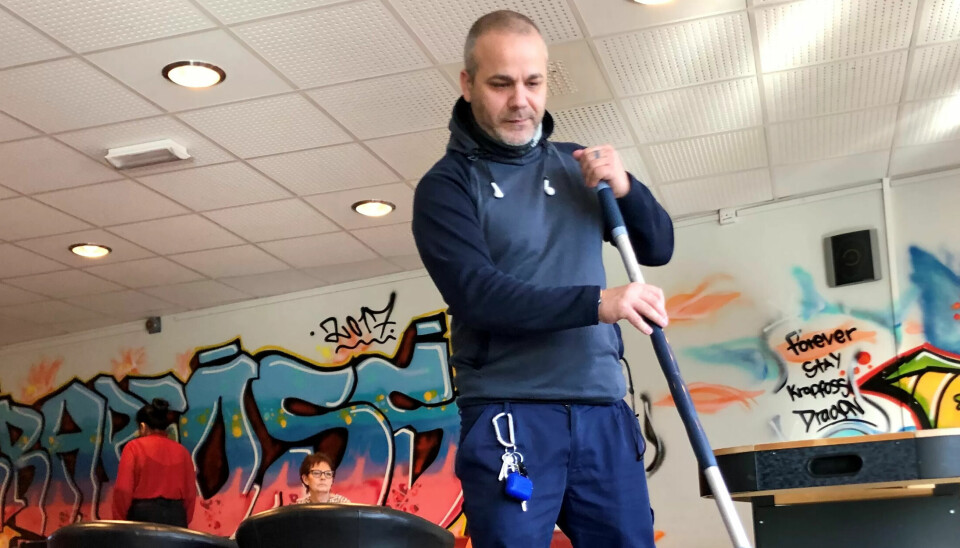 KRITISK FUNKSJON: Renholder Claudio Vasile ved Krapfoss skole i Moss, dagen før alle skoler stengte. Nå kan familier med renholdere få tilbud om skole- og barnehageplass. Noen kommuner krever at begge foreldrene utfører samfunnskritiske oppgaver. KRITISK FUNKSJON: Renholder Claudio Vasile ved Krapfoss skole i Moss, dagen før alle skoler stengte. Nå kan familier med renholdere få tilbud om skole- og barnehageplass. Noen kommuner krever at begge foreldrene utfører samfunnskritiske oppgaver.