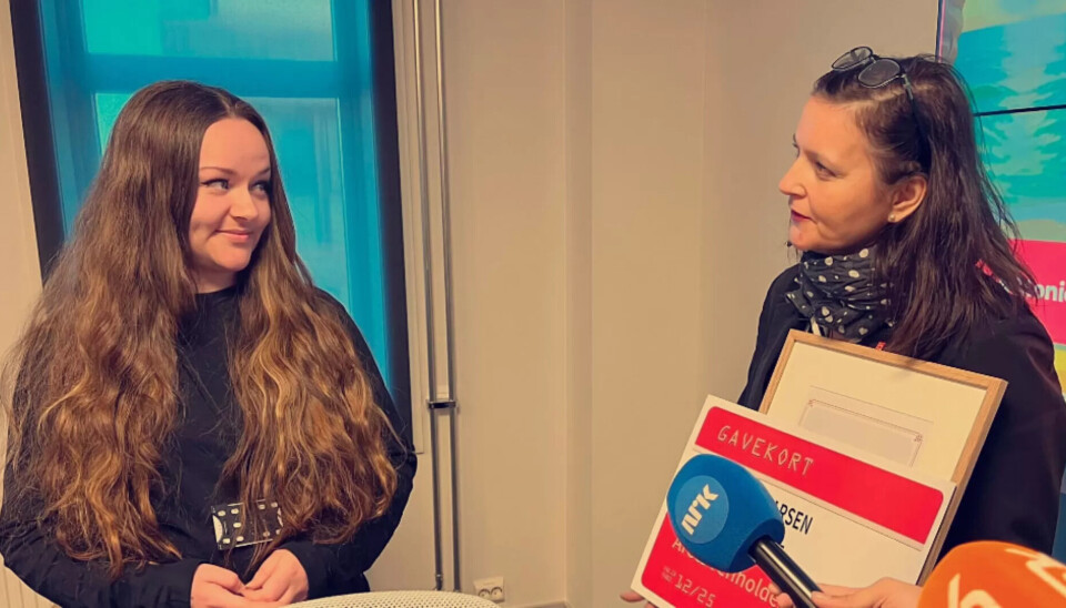 PRIS: Prisen ble delt ut av seksjonsleder Ingunn Reistad Jacobsen i Fagforbundet. PRIS: Prisen ble delt ut av seksjonsleder Ingunn Reistad Jacobsen i Fagforbundet.