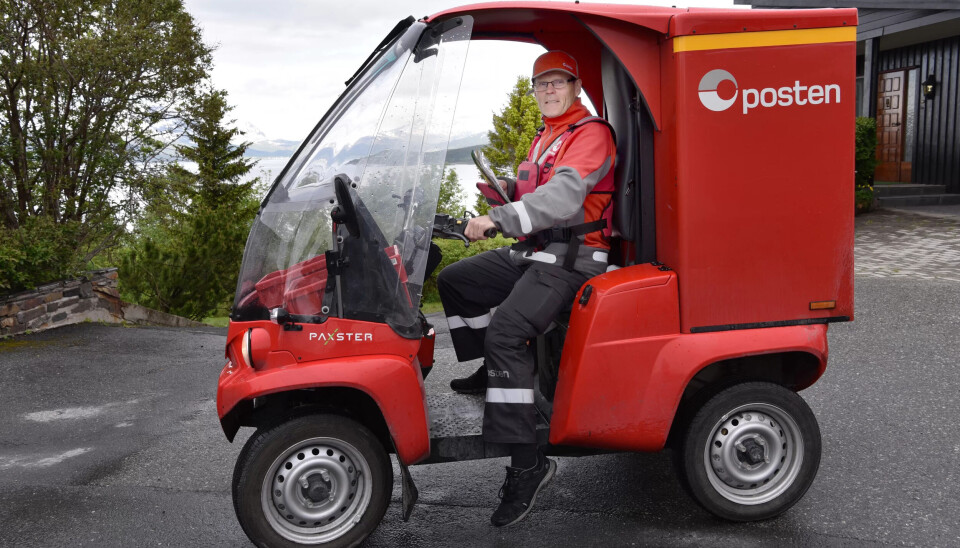 ELEKTRISK: – Vi gjør jo mange av de samme bevegelsene hele dagen, men med Paxsteren slipper man å åpne og lukke dørene. I byene er disse ekstra gunstige. Her i Narvik har disse små bilene vært veldig praktiske, sier Geir Hennes. ELEKTRISK: – Vi gjør jo mange av de samme bevegelsene hele dagen, men med Paxsteren slipper man å åpne og lukke dørene. I byene er disse ekstra gunstige. Her i Narvik har disse små bilene vært veldig praktiske, sier Geir Hennes.