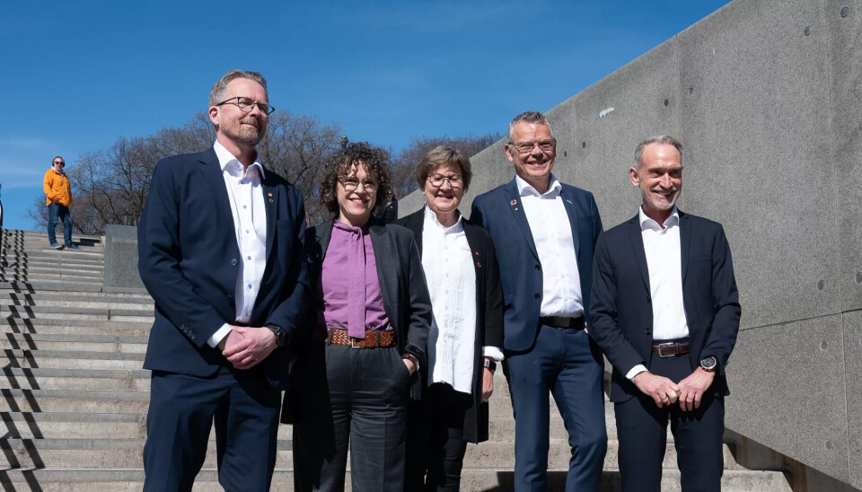 AKADEMIKERNE BRØT: Tonje Leborg (nr. 2 fra v.) har brutt forhandlingene med KS, mens Geir Røsvoll, (tv.) fra Unio, Mette Nord fra LO Kommune og , Trond Ellefsen fra YS Kommune ser ut til å fortsette. Helt til høyre forhandlingsleder Tor Arne Gangsø i KS. AKADEMIKERNE BRØT: Tonje Leborg (nr. 2 fra v.) har brutt forhandlingene med KS, mens Geir Røsvoll, (tv.) fra Unio, Mette Nord fra LO Kommune og , Trond Ellefsen fra YS Kommune ser ut til å fortsette. Helt til høyre forhandlingsleder Tor Arne Gangsø i KS.