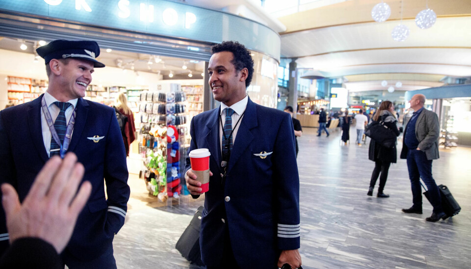 KOLLEGER: Etter over to år som kontraktspilot fikk han fast jobb i SAS. Her møter Lars Magnus Kirkhus en SAS-kollega på Gardermoen, før han flyr av gårde til Bergen. KOLLEGER: Etter over to år som kontraktspilot fikk han fast jobb i SAS. Her møter Lars Magnus Kirkhus en SAS-kollega på Gardermoen, før han flyr av gårde til Bergen.