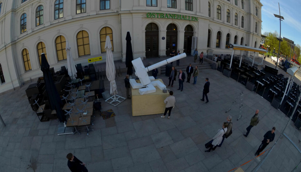 PRØVEPLASSERT: I mai ifjor ble det laget en modell av Osvald-monumentet som ble prøveplassert utenfor Østbanehallen. Monumentet blir 3,5 meter høyt, men trekassa blir erstattet av norsk grunnfjell. PRØVEPLASSERT: I mai ifjor ble det laget en modell av Osvald-monumentet som ble prøveplassert utenfor Østbanehallen. Monumentet blir 3,5 meter høyt, men trekassa blir erstattet av norsk grunnfjell.