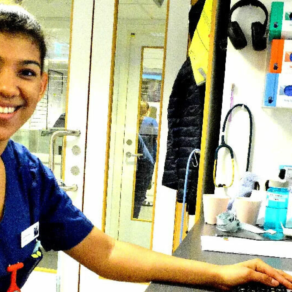 PASSER PÅ DYRA: Dyrepleier Anna Kumwenda synes det er fint å gi dyret julekalender, men oppfordrer til å vite hva den inneholder. PASSER PÅ DYRA: Dyrepleier Anna Kumwenda synes det er fint å gi dyret julekalender, men oppfordrer til å vite hva den inneholder.
