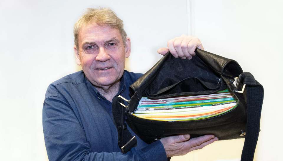 SKUFFET: Hans Ravndal har mye dokumentasjon på at han taper pensjon på å stå lenge i jobb. Han er skuffet over at flertallet i arbeids- og sosialkomiteen på Stortinget avviser et forslag som ville gjøre at han ikke tapte penger på å jobbe lenge. SKUFFET: Hans Ravndal har mye dokumentasjon på at han taper pensjon på å stå lenge i jobb. Han er skuffet over at flertallet i arbeids- og sosialkomiteen på Stortinget avviser et forslag som ville gjøre at han ikke tapte penger på å jobbe lenge.