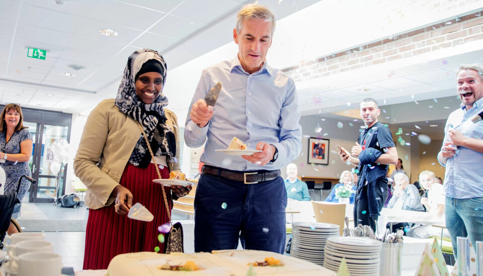 FIKK ENDELIG FAST JOBB: Jonas Gahr Støre feirer at helsfagarbeider Ali Safiyo Said har fått fast jobb etter lang tid som tilkallingsvikar. FIKK ENDELIG FAST JOBB: Jonas Gahr Støre feirer at helsfagarbeider Ali Safiyo Said har fått fast jobb etter lang tid som tilkallingsvikar.