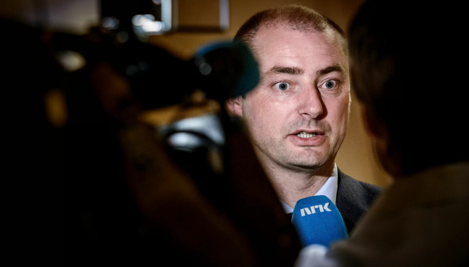 Klokka ett i natt innkalte arbeidsminister Robert Eriksson (Frp) partene i vaskeristreiken for å varsle at regjeringen vil bruke tvungen lønnsnemnd for å stoppe konflikten. Klokka ett i natt innkalte arbeidsminister Robert Eriksson (Frp) partene i vaskeristreiken for å varsle at regjeringen vil bruke tvungen lønnsnemnd for å stoppe konflikten.