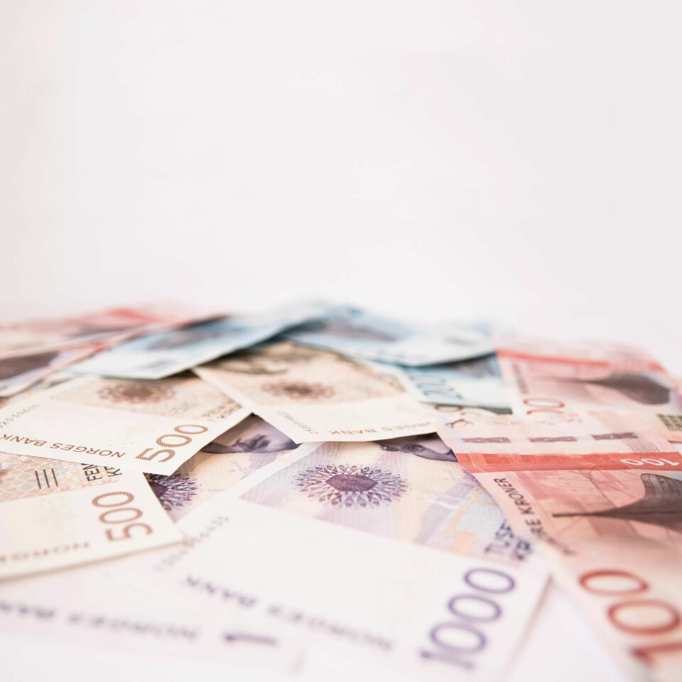 Siden januar i fjor har norske bedrifter vært nødt til å betale ekstra arbeidsgiveravgift for høye lønninger. Siden januar i fjor har norske bedrifter vært nødt til å betale ekstra arbeidsgiveravgift for høye lønninger.