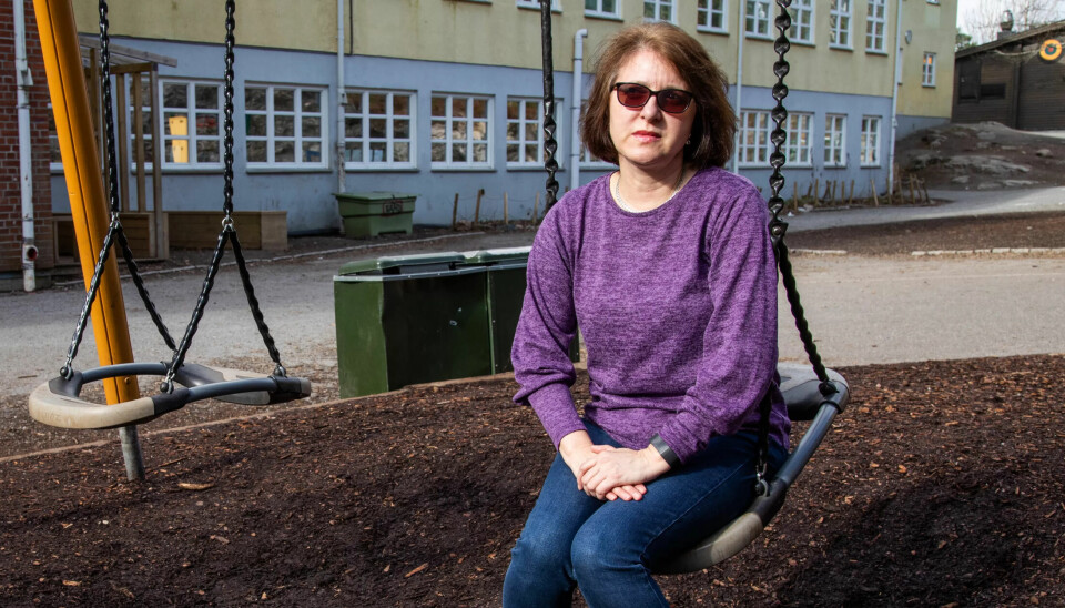 ALENE: – Jeg savner barna, sier SFO-assistent Jasminka Ahmetovic. Hun er blant omsorgsarbeiderne som holder plasser i beredskap for barna til foreldre i jobber med kritiske samfunnsfunksjoner. ALENE: – Jeg savner barna, sier SFO-assistent Jasminka Ahmetovic. Hun er blant omsorgsarbeiderne som holder plasser i beredskap for barna til foreldre i jobber med kritiske samfunnsfunksjoner.