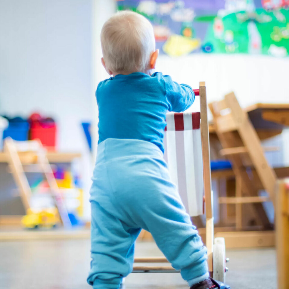 3000: Det finst rundt 3000 private barnehagar i Norge. Ein av dei private er ideelle og mange er kommersielle. Bygga som er seld til utlandet er leigd tilbake av kommersielle kjeder. 3000: Det finst rundt 3000 private barnehagar i Norge. Ein av dei private er ideelle og mange er kommersielle. Bygga som er seld til utlandet er leigd tilbake av kommersielle kjeder.