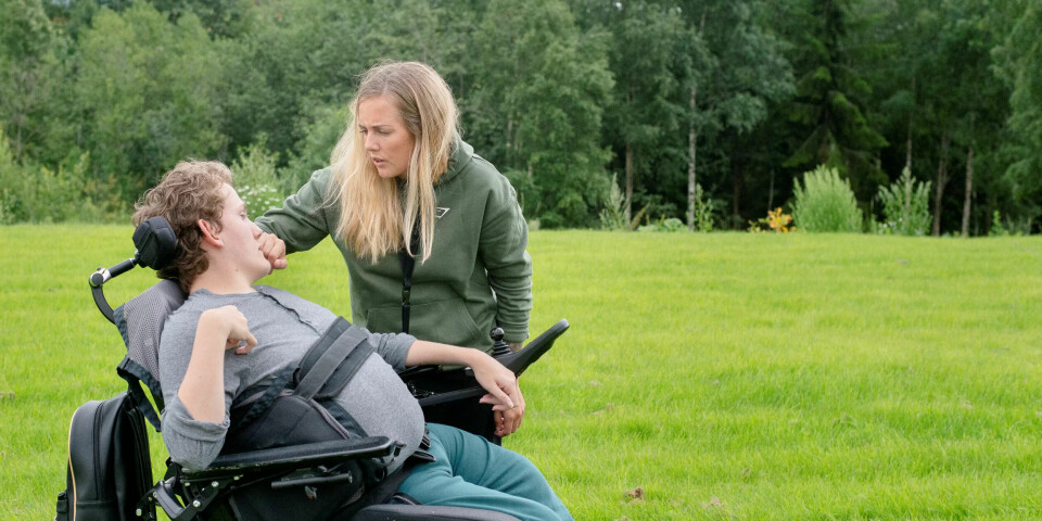 KAN FAGET: Helsefagarbeider Therese Madelen Nord-Kongskog mener arbeidet med brukere som Henrik Thorsen gir henne innsikt og kompetanse hun kan ta med seg videre i utdanningen. KAN FAGET: Helsefagarbeider Therese Madelen Nord-Kongskog mener arbeidet med brukere som Henrik Thorsen gir henne innsikt og kompetanse hun kan ta med seg videre i utdanningen.