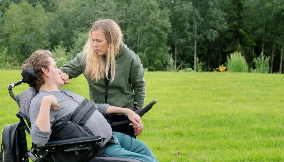 KAN FAGET: Helsefagarbeider Therese Madelen Nord-Kongskog mener arbeidet med brukere som Henrik Thorsen gir henne innsikt og kompetanse hun kan ta med seg videre i utdanningen. KAN FAGET: Helsefagarbeider Therese Madelen Nord-Kongskog mener arbeidet med brukere som Henrik Thorsen gir henne innsikt og kompetanse hun kan ta med seg videre i utdanningen.