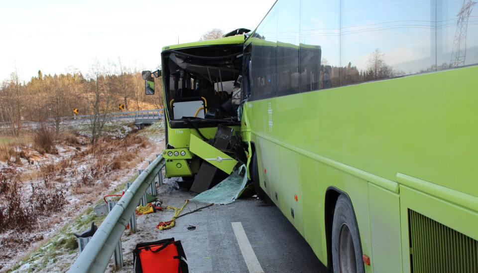 DØDSFELLER: Det er ulykker som denne i Ullensaker nordøst for Oslo i 2017 som har vist hvor dårlig beskyttet sjåførene er. Disse to bussene hadde drøyt 30 km/t da de traff hverandre, men resultatet var at den ene sjåføren omkom, den andre ble hardt skadd. DØDSFELLER: Det er ulykker som denne i Ullensaker nordøst for Oslo i 2017 som har vist hvor dårlig beskyttet sjåførene er. Disse to bussene hadde drøyt 30 km/t da de traff hverandre, men resultatet var at den ene sjåføren omkom, den andre ble hardt skadd.