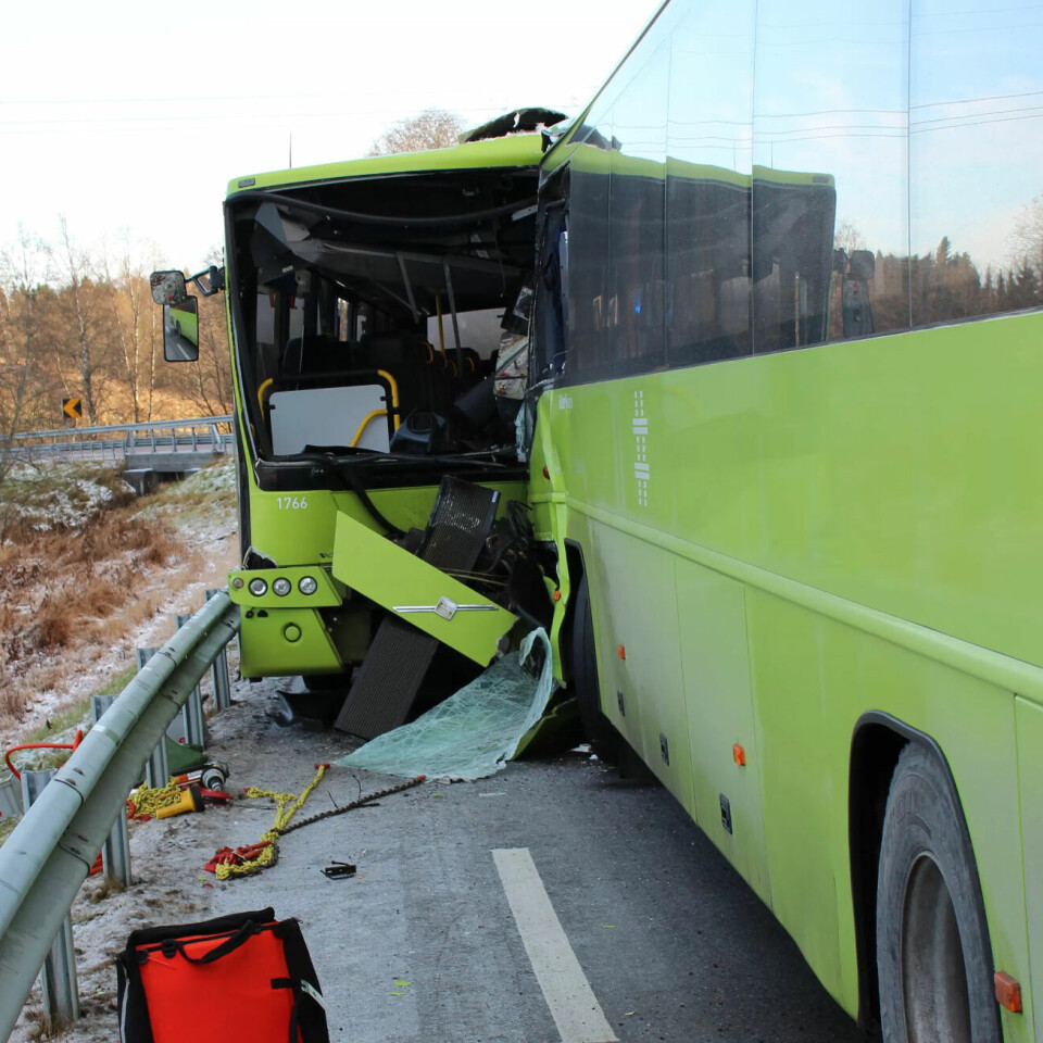 DØDSFELLER: Det er ulykker som denne i Ullensaker nordøst for Oslo i 2017 som har vist hvor dårlig beskyttet sjåførene er. Disse to bussene hadde drøyt 30 km/t da de traff hverandre, men resultatet var at den ene sjåføren omkom, den andre ble hardt skadd. DØDSFELLER: Det er ulykker som denne i Ullensaker nordøst for Oslo i 2017 som har vist hvor dårlig beskyttet sjåførene er. Disse to bussene hadde drøyt 30 km/t da de traff hverandre, men resultatet var at den ene sjåføren omkom, den andre ble hardt skadd.