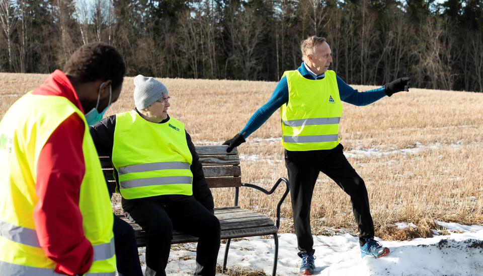 SUPERFORM: Ulf Trøen trenger ikke sette seg selv om han har gått noen kilometer. Han peker og forklarer for lærlingen Abdulhamid Ali og turkameraten Terje Fjelland. SUPERFORM: Ulf Trøen trenger ikke sette seg selv om han har gått noen kilometer. Han peker og forklarer for lærlingen Abdulhamid Ali og turkameraten Terje Fjelland.