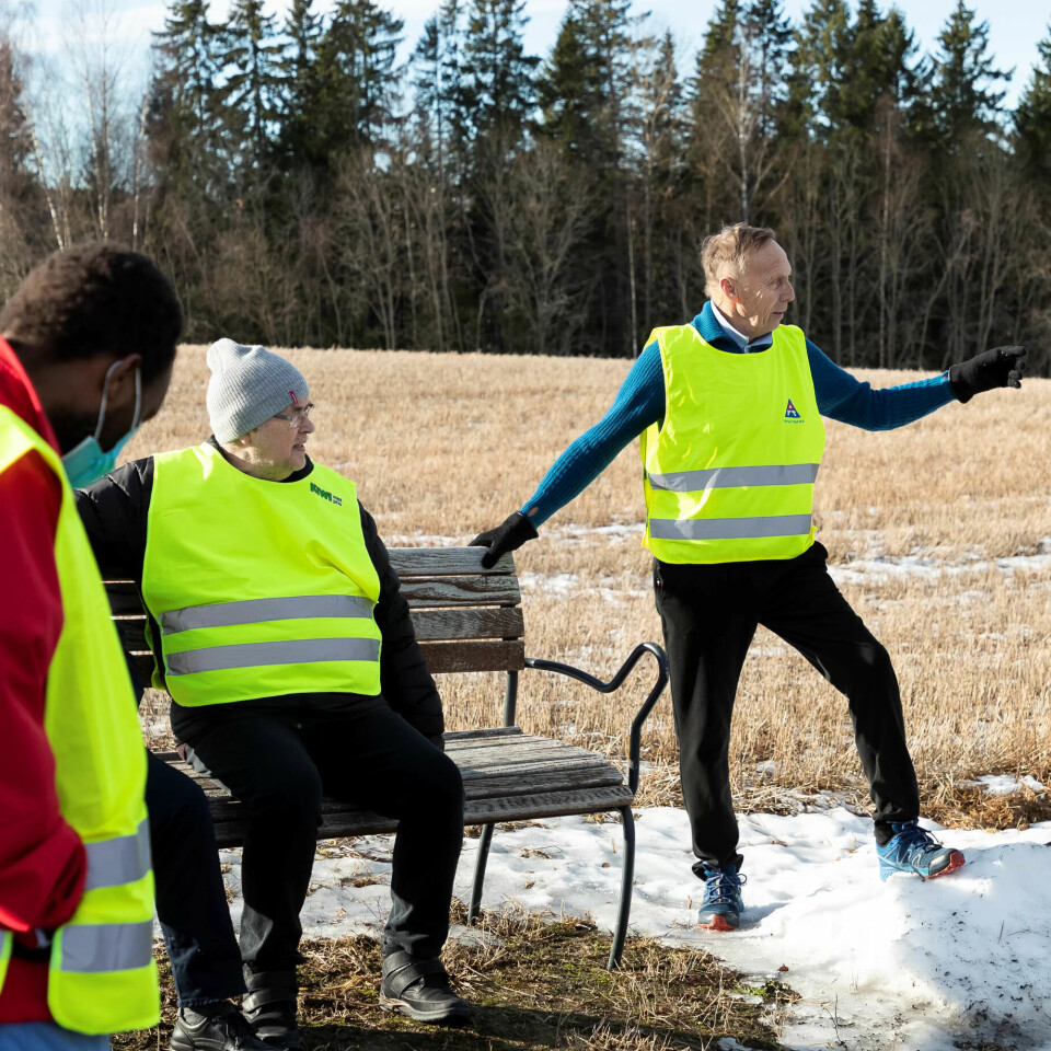 SUPERFORM: Ulf Trøen trenger ikke sette seg selv om han har gått noen kilometer. Han peker og forklarer for lærlingen Abdulhamid Ali og turkameraten Terje Fjelland. SUPERFORM: Ulf Trøen trenger ikke sette seg selv om han har gått noen kilometer. Han peker og forklarer for lærlingen Abdulhamid Ali og turkameraten Terje Fjelland.