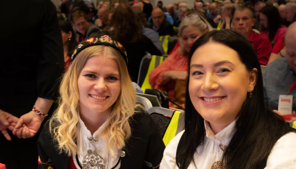 – Jeg har tatt opp dette med godtgjøring i forbundsstyret i lang tid. Jeg er veldig fornøyd med at flere engasjerer seg og kjører denne saken fra talerstolen på landsmøtet, sa tidligere leder i Fagforbundet Ung, Victoria De Oliveira til Fagbladet etter debatten. Her sitter hun sammen med nyvalgt leder Jeanette Lea Romslo. – Jeg har tatt opp dette med godtgjøring i forbundsstyret i lang tid. Jeg er veldig fornøyd med at flere engasjerer seg og kjører denne saken fra talerstolen på landsmøtet, sa tidligere leder i Fagforbundet Ung, Victoria De Oliveira til Fagbladet etter debatten. Her sitter hun sammen med nyvalgt leder Jeanette Lea Romslo.