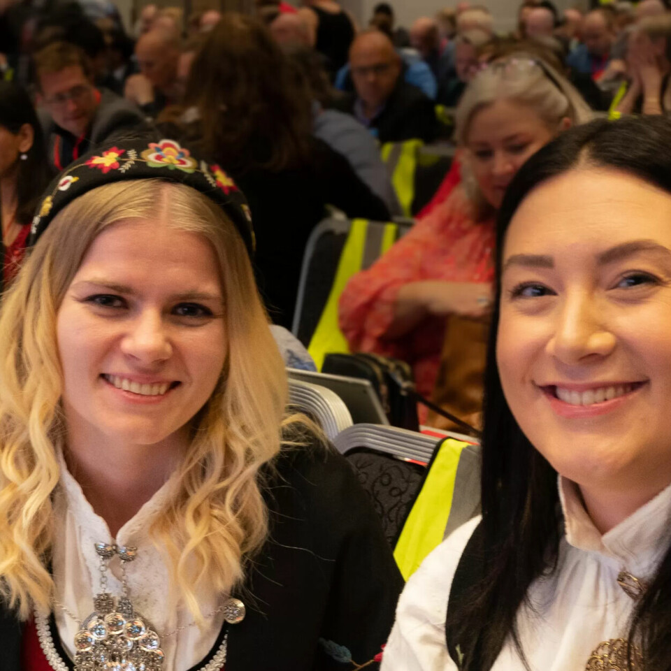 – Jeg har tatt opp dette med godtgjøring i forbundsstyret i lang tid. Jeg er veldig fornøyd med at flere engasjerer seg og kjører denne saken fra talerstolen på landsmøtet, sa tidligere leder i Fagforbundet Ung, Victoria De Oliveira til Fagbladet etter debatten. Her sitter hun sammen med nyvalgt leder Jeanette Lea Romslo. – Jeg har tatt opp dette med godtgjøring i forbundsstyret i lang tid. Jeg er veldig fornøyd med at flere engasjerer seg og kjører denne saken fra talerstolen på landsmøtet, sa tidligere leder i Fagforbundet Ung, Victoria De Oliveira til Fagbladet etter debatten. Her sitter hun sammen med nyvalgt leder Jeanette Lea Romslo.
