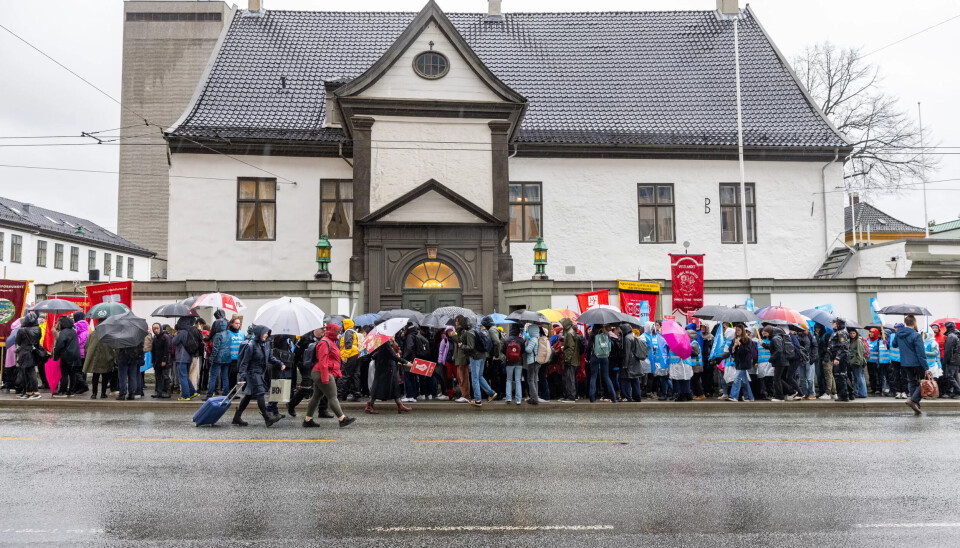 I KØ: Det var et så stort oppmøte at politi og vektere måtte be demonstrantene trekke rundt hjørnet for ikke å skape farlige situasjoner i trafikken. I KØ: Det var et så stort oppmøte at politi og vektere måtte be demonstrantene trekke rundt hjørnet for ikke å skape farlige situasjoner i trafikken.