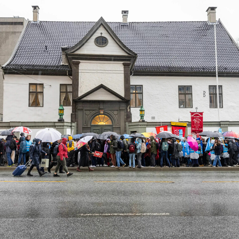 I KØ: Det var et så stort oppmøte at politi og vektere måtte be demonstrantene trekke rundt hjørnet for ikke å skape farlige situasjoner i trafikken. I KØ: Det var et så stort oppmøte at politi og vektere måtte be demonstrantene trekke rundt hjørnet for ikke å skape farlige situasjoner i trafikken.