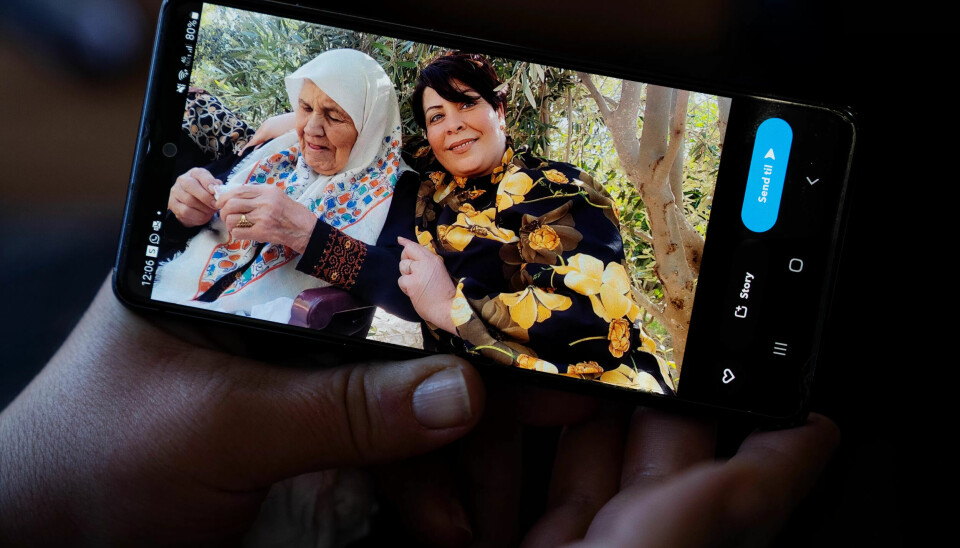 Mor og datter: På et av bildene på Tahreers mobiltelefon sitter hun med moren sin, som hun var på besøk hos da krigen brøt ut. De fikk ikke tatt farvel før 48-åringen ble evakuert ut av Gaza og hjem til Norge. Mor og datter: På et av bildene på Tahreers mobiltelefon sitter hun med moren sin, som hun var på besøk hos da krigen brøt ut. De fikk ikke tatt farvel før 48-åringen ble evakuert ut av Gaza og hjem til Norge.