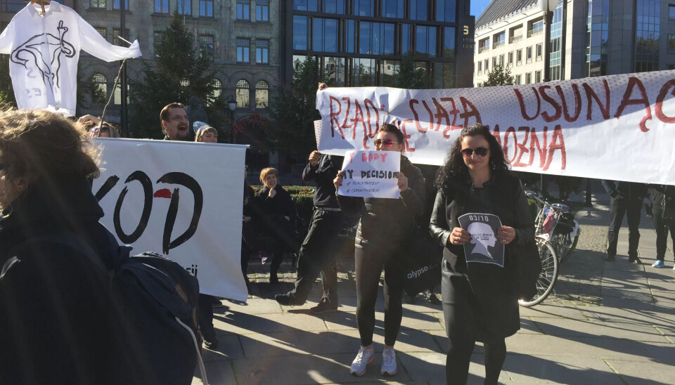 PROTEST: Polske og norske kvinner demonstrerte lørdag utenfor Stortinget mot det nye abortlov-forslaget i Polen. Mandag lot mange polske kvinner være å møte på jobb i protest mot forslaget som i praksis vil innebære et totalforbud mot abort. PROTEST: Polske og norske kvinner demonstrerte lørdag utenfor Stortinget mot det nye abortlov-forslaget i Polen. Mandag lot mange polske kvinner være å møte på jobb i protest mot forslaget som i praksis vil innebære et totalforbud mot abort.
