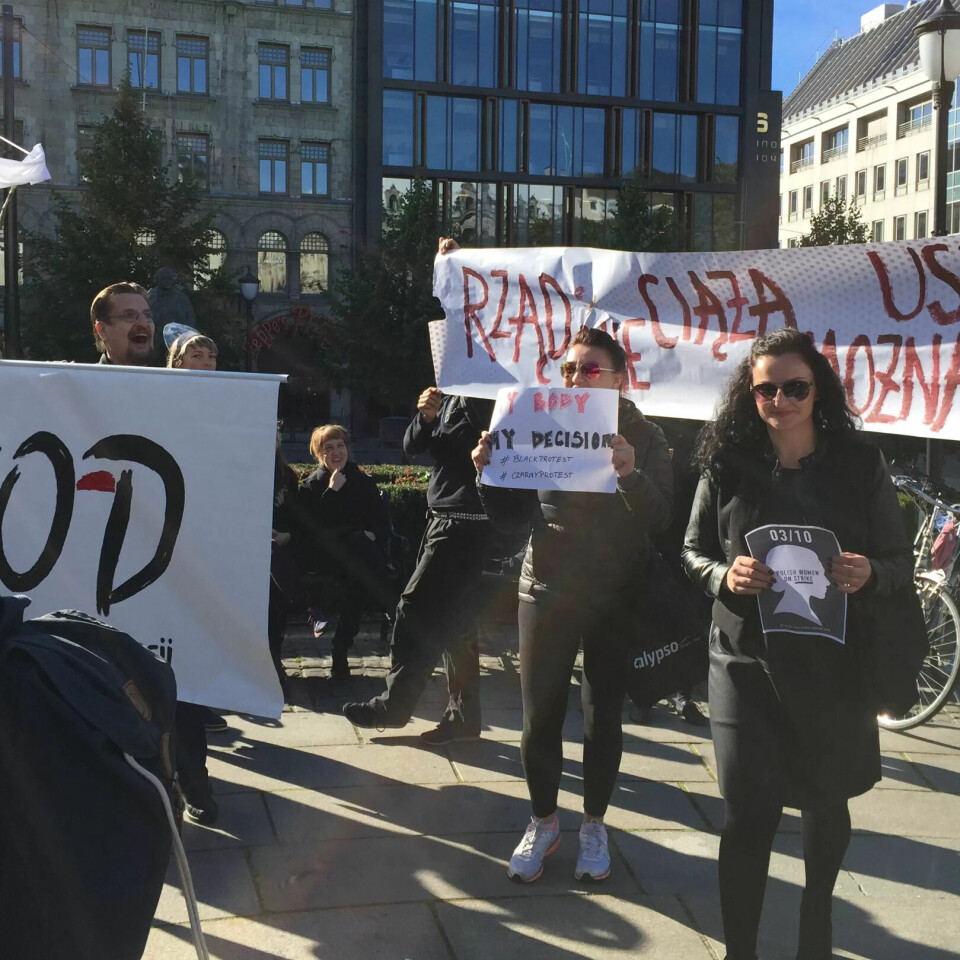 PROTEST: Polske og norske kvinner demonstrerte lørdag utenfor Stortinget mot det nye abortlov-forslaget i Polen. Mandag lot mange polske kvinner være å møte på jobb i protest mot forslaget som i praksis vil innebære et totalforbud mot abort. PROTEST: Polske og norske kvinner demonstrerte lørdag utenfor Stortinget mot det nye abortlov-forslaget i Polen. Mandag lot mange polske kvinner være å møte på jobb i protest mot forslaget som i praksis vil innebære et totalforbud mot abort.
