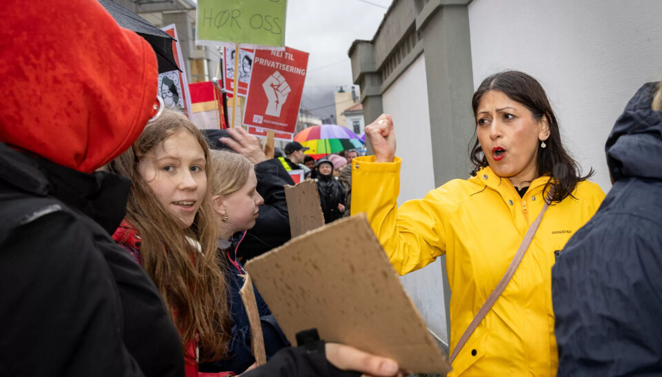 ENGASJEMENT: Fauzia Hussain-Wiik fra Fagforbundet og Ap hilser demonstrantene. ENGASJEMENT: Fauzia Hussain-Wiik fra Fagforbundet og Ap hilser demonstrantene.