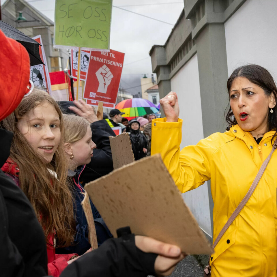 ENGASJEMENT: Fauzia Hussain-Wiik fra Fagforbundet og Ap hilser demonstrantene. ENGASJEMENT: Fauzia Hussain-Wiik fra Fagforbundet og Ap hilser demonstrantene.
