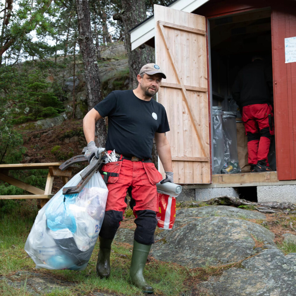 AVFALL: I friluftsområdene er det satt opp røde buer der båtfolket kan kaste søpla si. AVFALL: I friluftsområdene er det satt opp røde buer der båtfolket kan kaste søpla si.
