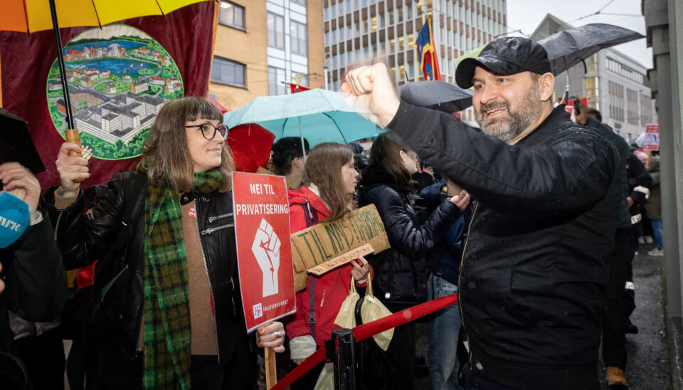 PÅ VEI INN: Mikkel Grüner fra SV hilser demonstrantene og partikollega Sara Bell. PÅ VEI INN: Mikkel Grüner fra SV hilser demonstrantene og partikollega Sara Bell.