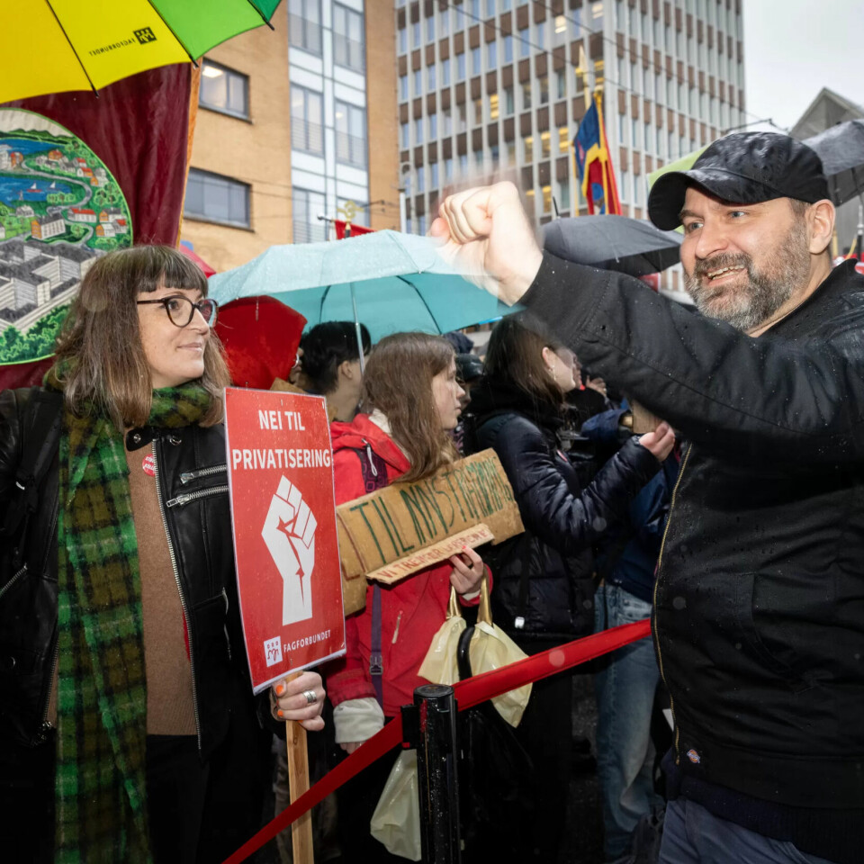 PÅ VEI INN: Mikkel Grüner fra SV hilser demonstrantene og partikollega Sara Bell. PÅ VEI INN: Mikkel Grüner fra SV hilser demonstrantene og partikollega Sara Bell.
