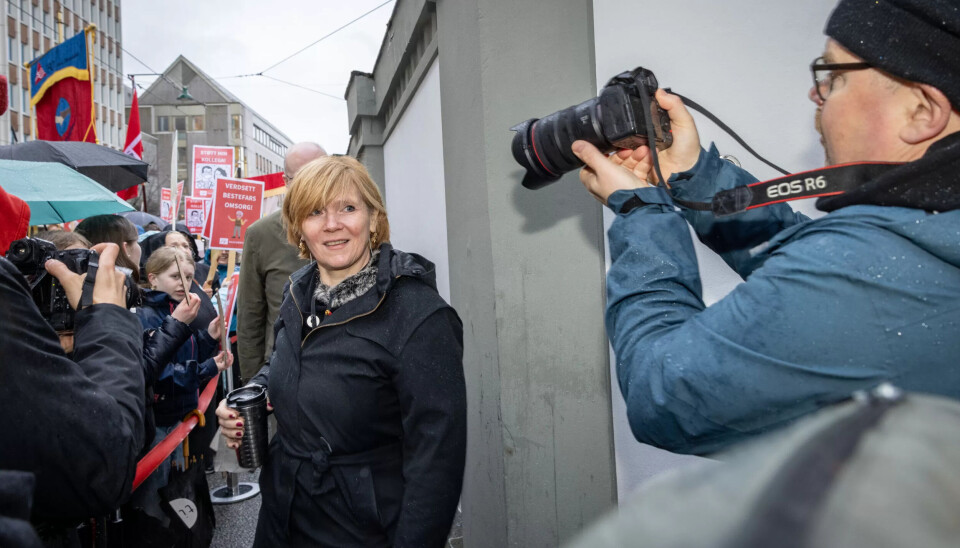 MØTTE DEMONSTRANTENE: Byrådsleder Christine Meyer (H) forsøker å komme seg inn på bystyremøtet. MØTTE DEMONSTRANTENE: Byrådsleder Christine Meyer (H) forsøker å komme seg inn på bystyremøtet.
