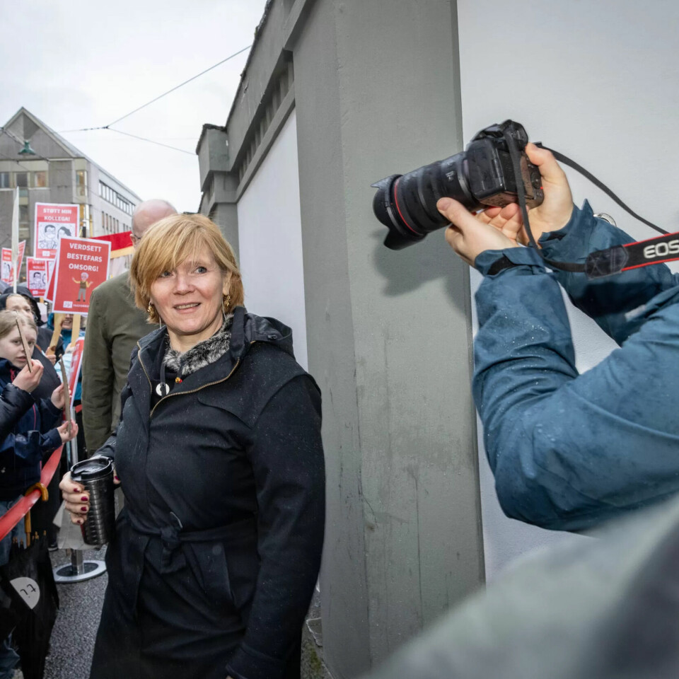 MØTTE DEMONSTRANTENE: Byrådsleder Christine Meyer (H) forsøker å komme seg inn på bystyremøtet. MØTTE DEMONSTRANTENE: Byrådsleder Christine Meyer (H) forsøker å komme seg inn på bystyremøtet.